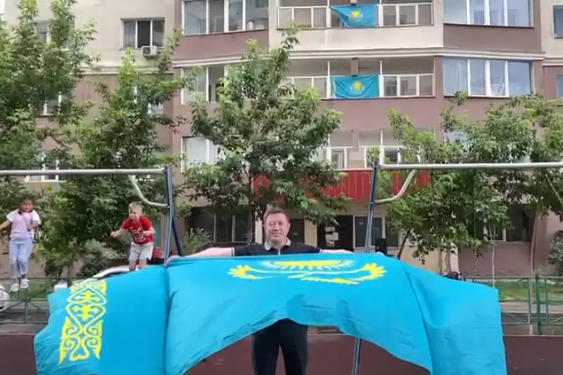 Almatylyqtar kók baıraqty balkonyna ilip, rámizder kúnin toılaýda