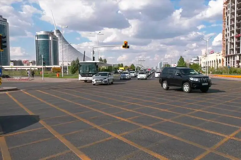 Разметку-«вафельницу» нанесли на перекрестках улиц в Нур-Султане
