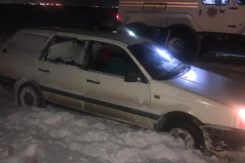 Семью с маленькими детьми спасли из снежного заноса в Костанайской области