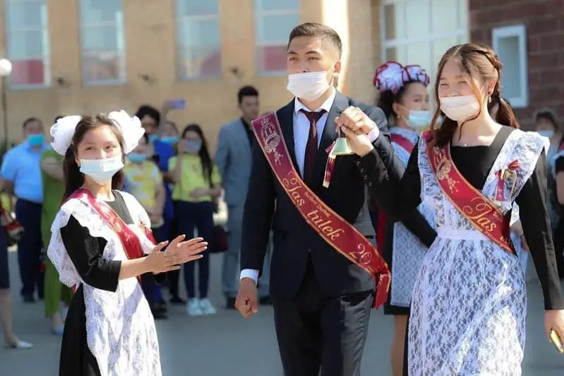 Алтай Кульгинов поздравил казахстанских выпускников с окончанием учебного года