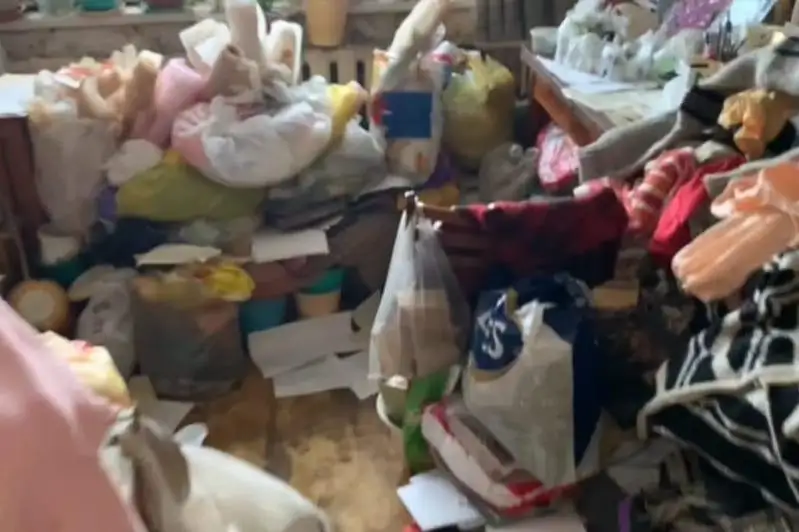 Два самосвала мусора вывезли из квартиры 72-летней пенсионерки в Кокшетау