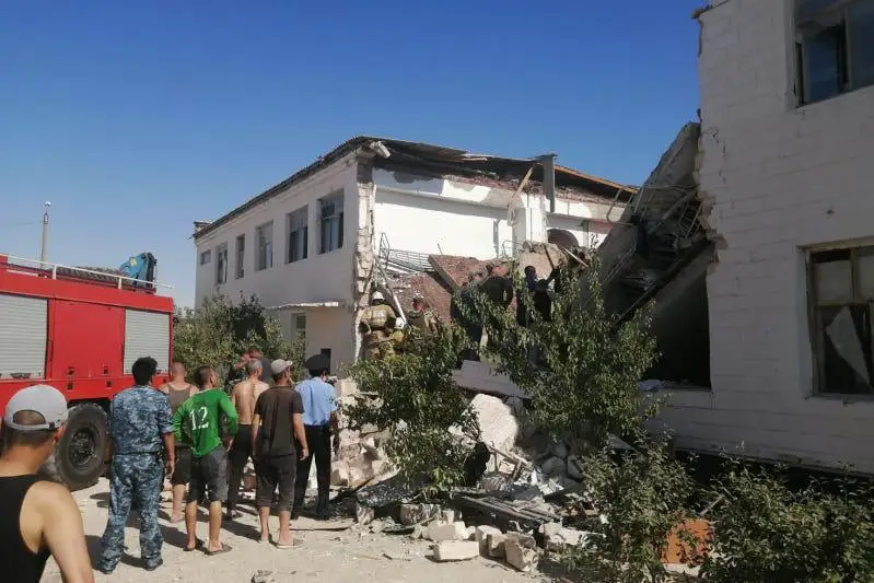 Общежитие для осужденных обрушилось в Актау: двое погибли