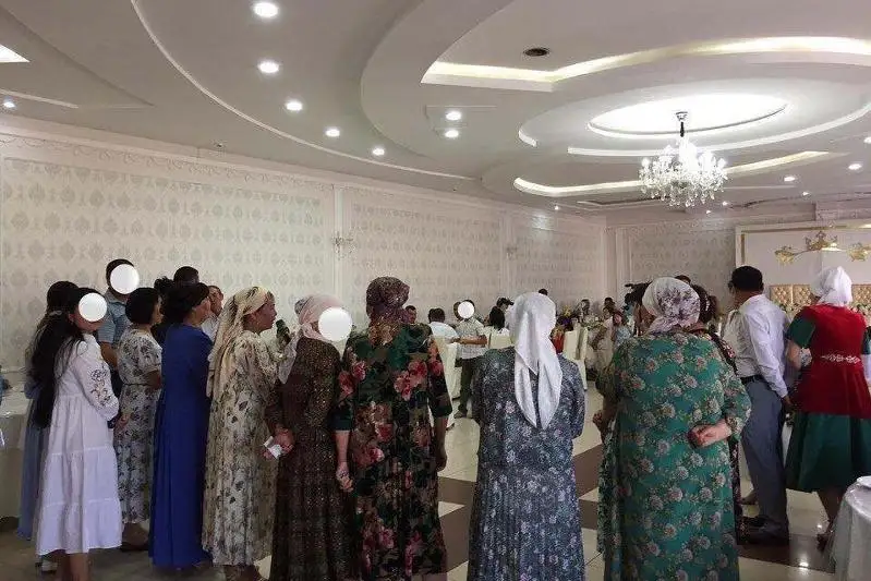 Той на 200 человек остановили в Шымкенте