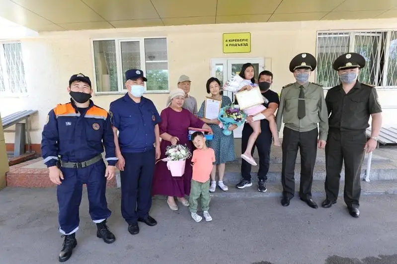 Девочку, выжившую в Чарынском каньоне, и ее родителей наградили в Алматы