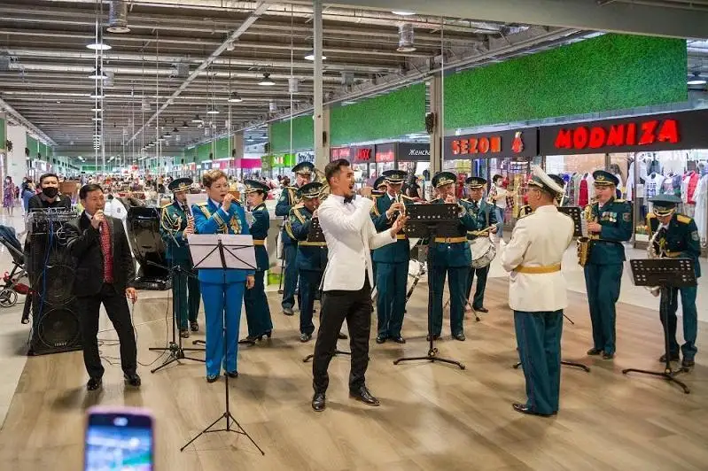 Almatyda áskerı orkestr mýzykanttary saýda ortalyǵynda kontsert ótkizdi