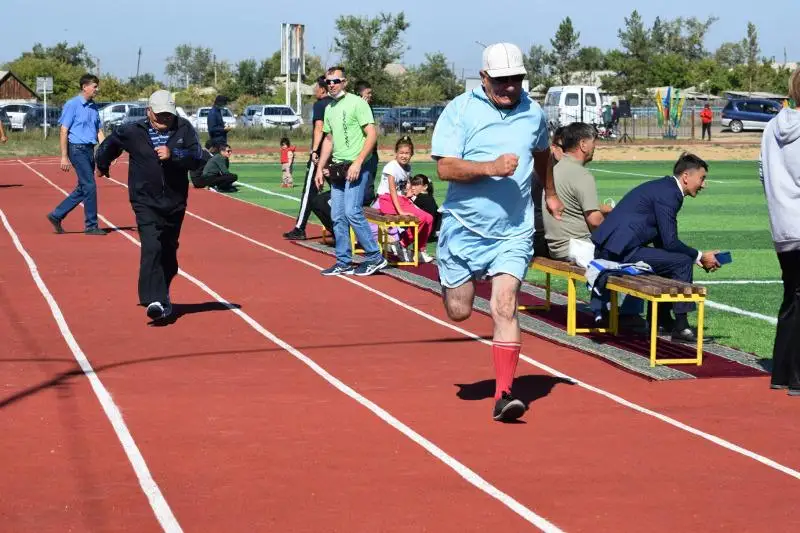 Aqtoǵaıda ashylǵan stadıonda 92 jastaǵy qart júgirip ótti - Pavlodar oblysy