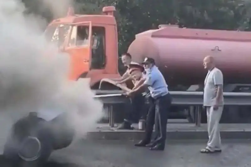 Полицейские помогли потушить горящий автобус в Алматы