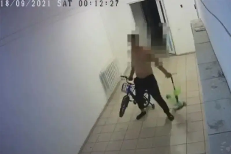 В столице хулиган устроил погром в подъезде и разбил автомобили