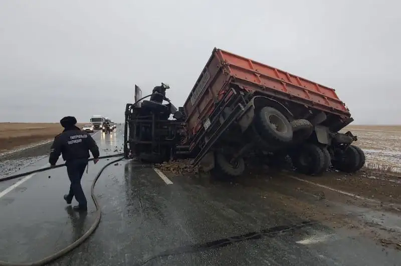 «КамАЗ» перевернулся и загорелся на трассе в СКО