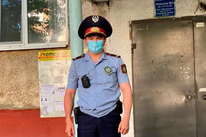 В Костанае полицейский спас ребенка от падения