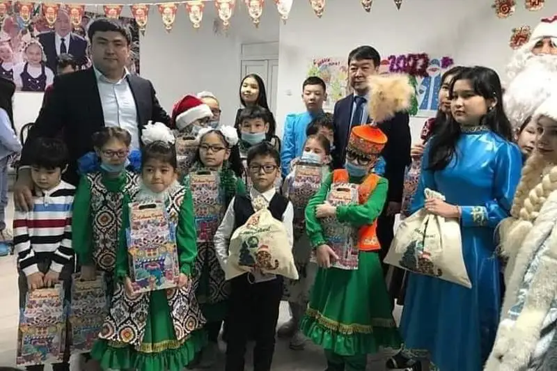 Atyraýda múmkindigi shekteýli 7 myń balaǵa jańajyldyq syılyq berilip jatyr