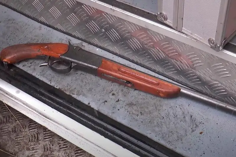 Дворник нашел обрез на территории жилого двора в Алматы