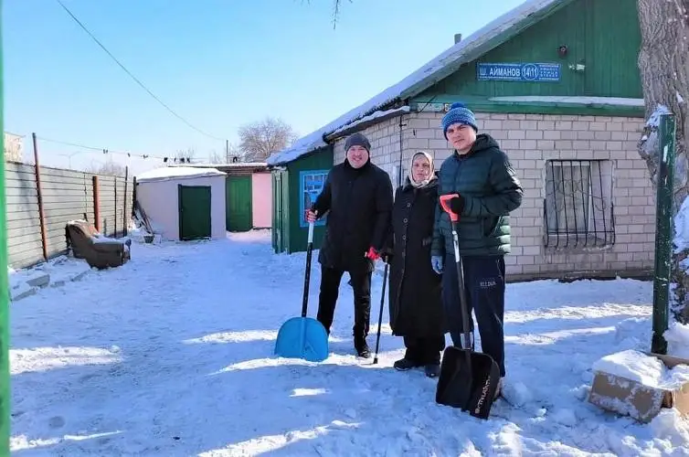 Волонтеры столичной АНК очистили от снега дворы пожилых людей