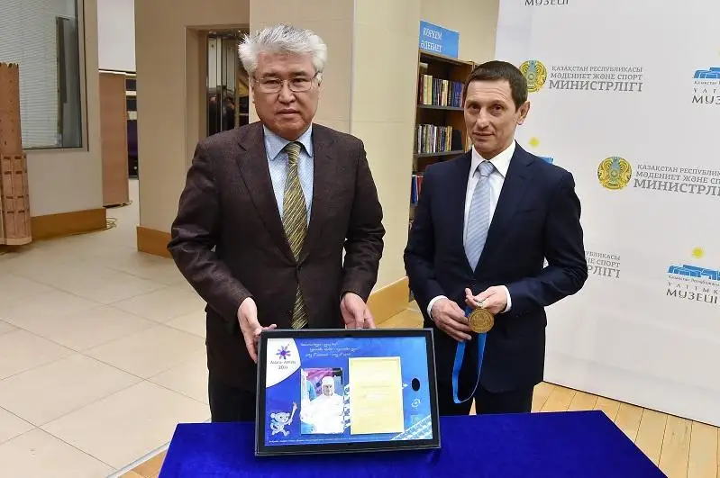 Olımpıada chempıony ıÝrıı Melnıchenko jeke zattaryn Ulttyq mýzeıge tapsyrdy