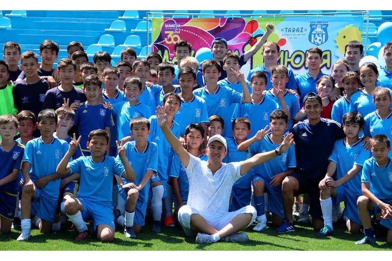 Футбольный клуб «Тараз» поздравил жамбылских ребят с праздником