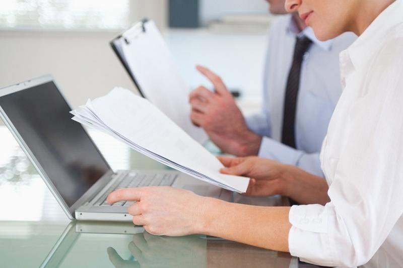 человек заполняет документы на компьютере