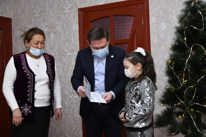 Shymkentte 200-den astam bala Prezıdenttiń jańajyldyq syılyǵyn aldy