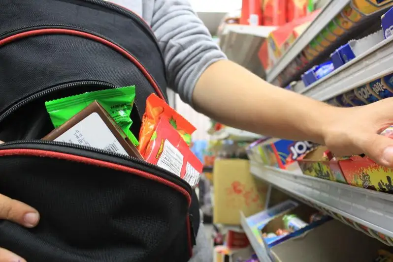 В Нур-Султане прохожие скупали на улице краденые из магазинов продукты