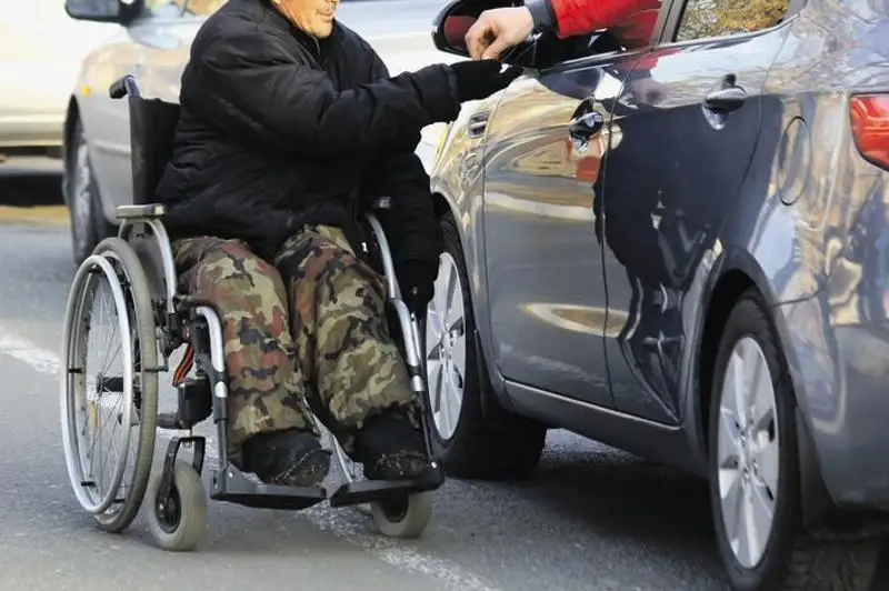 Девушка принуждала инвалида заниматься попрошайничеством в Кокшетау