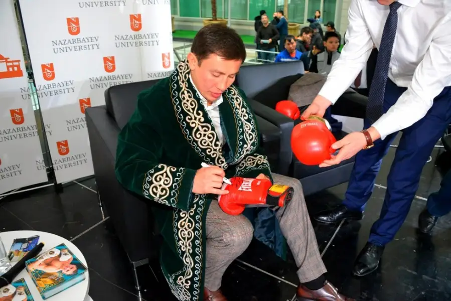 Геннадий Головкинге арнап шапан тіктірген кім?