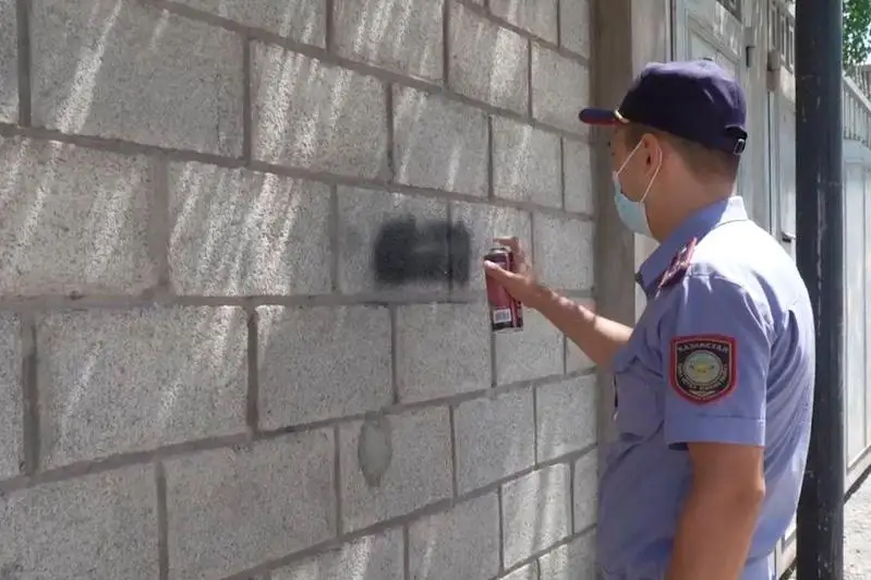 Наркограффити со стен зданий  уничтожили полицейские Шымкента