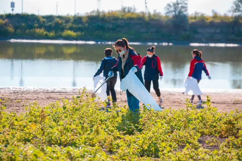 Пять тонн мусора вывезли с берегов реки Урал в Атырау