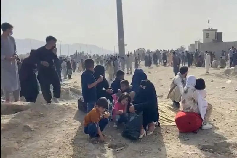 Давка и стрельба в аэропорту Кабула: 12 человек погибли