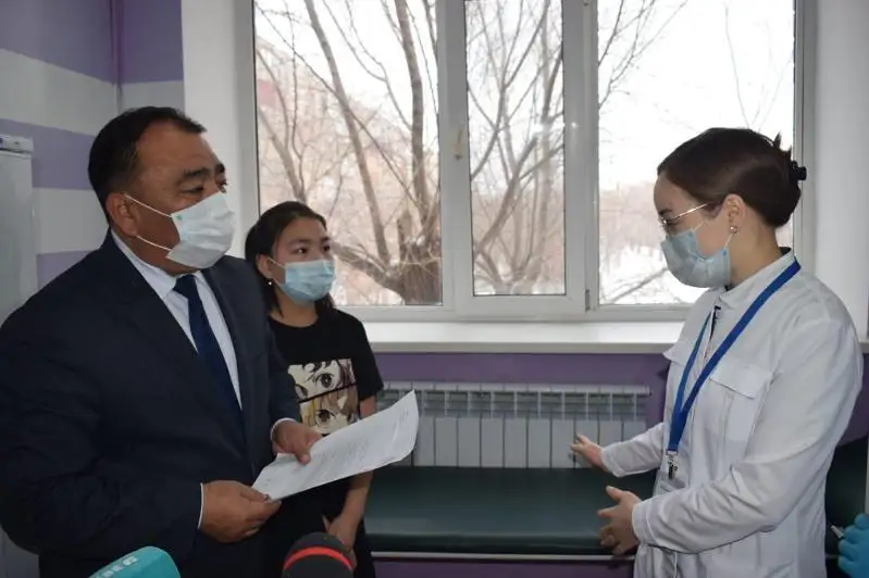 Aqtóbeniń bas ustazy oqýshy qyzyn vaktsına saldyrýǵa ertip bardy