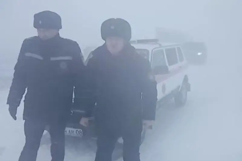 В двух районах Жамбылской области из-за метели закрыли дороги