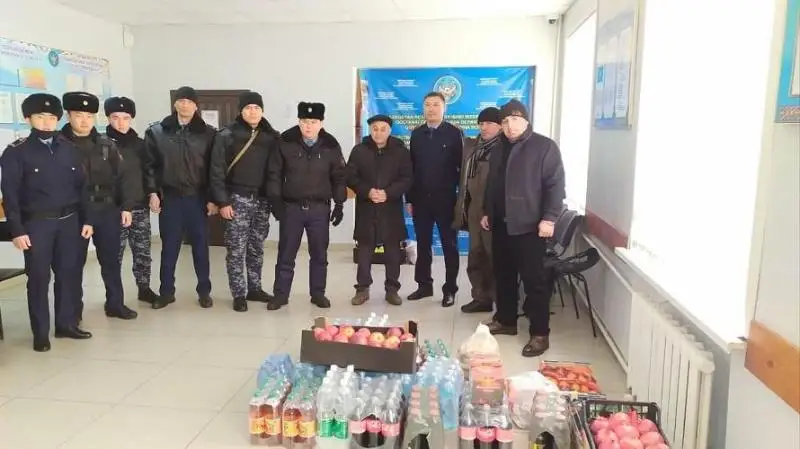 Костанайские активисты азербайджанской общины привозят питание для полицейских на блокпостах