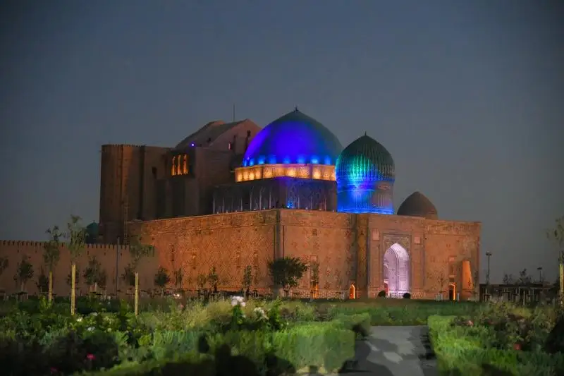 Туркестан: Засверкали ночные фонари мавзолея Х.А.Ясауи
