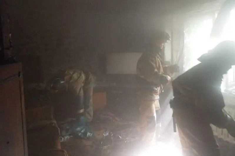 Спасатели эвакуировали женщину из горящего дома в Семее