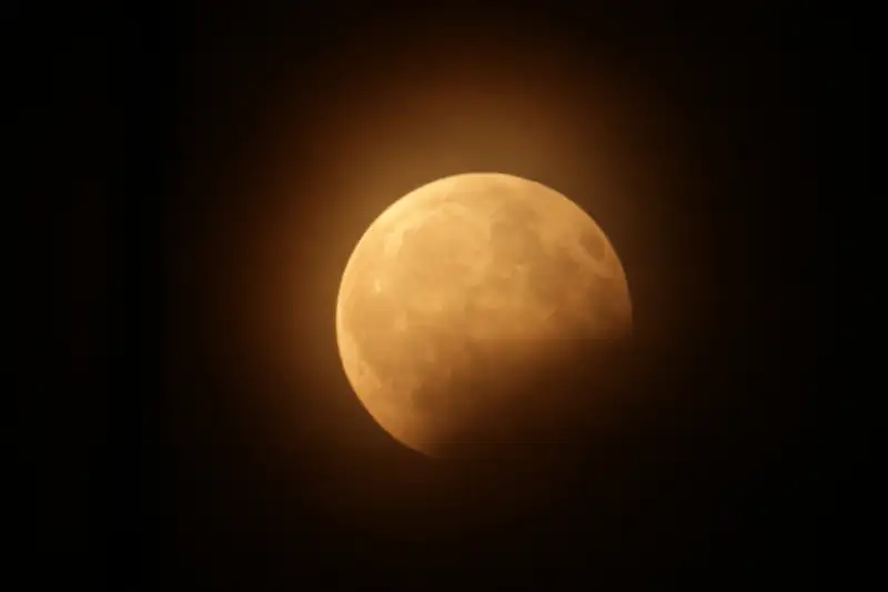 Полнолуние и лунное затмение ждет землян предстоящей ночью