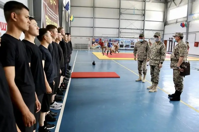 Министр обороны провел встречу с солдатами срочной службы в Семее