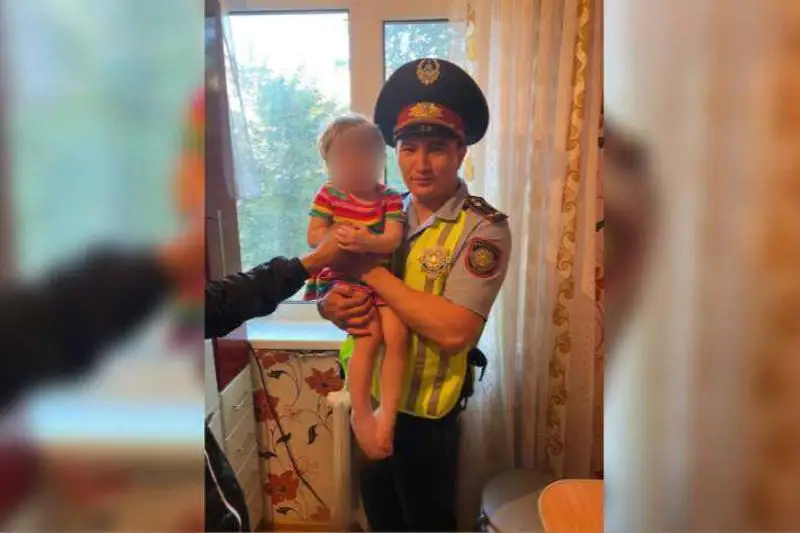 Двухлетнюю девочку спас от падения полицейский в Костанае