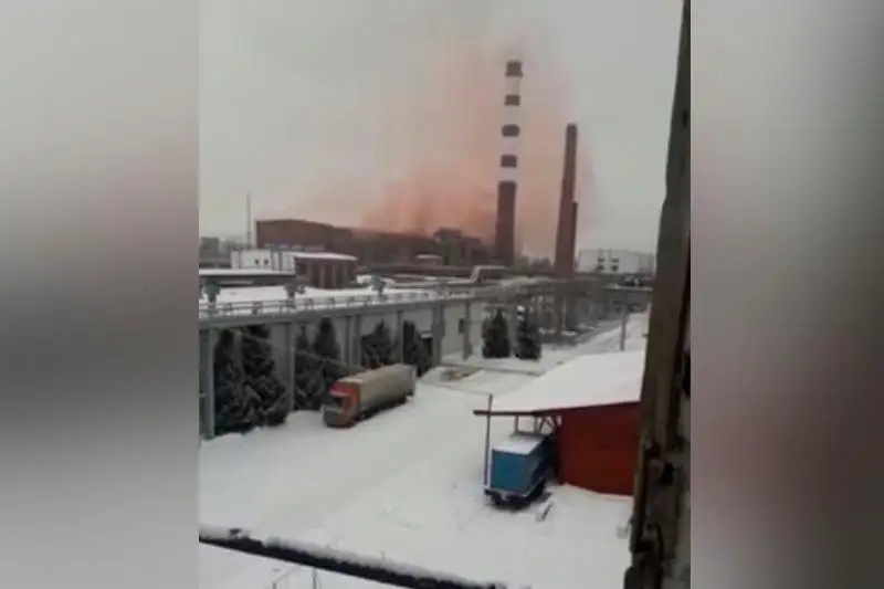 Министр Өскеменде зауыт төбесінде пайда болған қызғылт түтінге түсінік берді