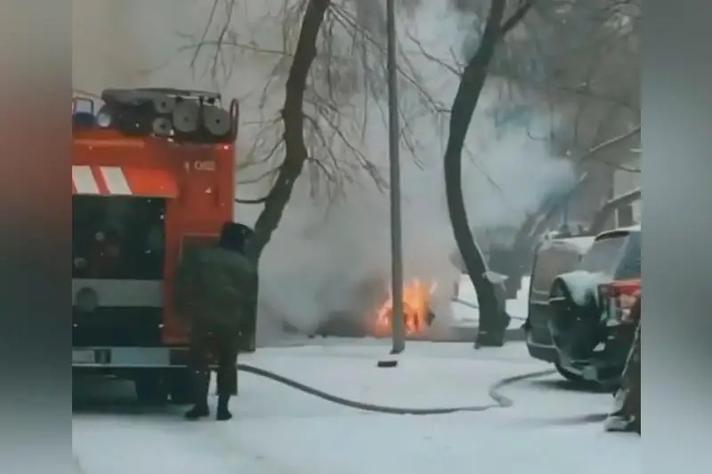 Сгорел автомобиль во дворе дома в Павлодаре