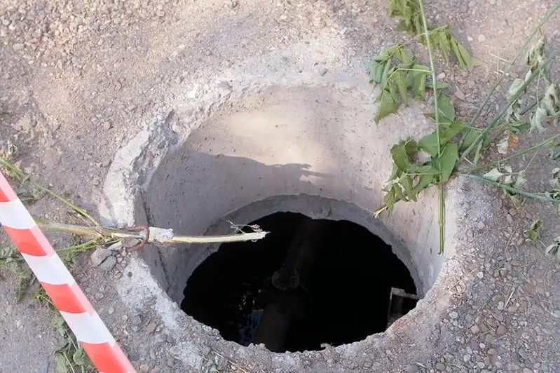 Трехлетний мальчик упал в септик в Уральске