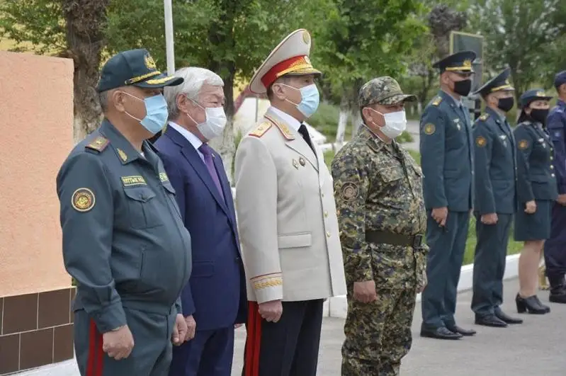 Полицейские и военнослужащие несут службу днем и ночью для безопасности жителей - Жанат Сулейменов