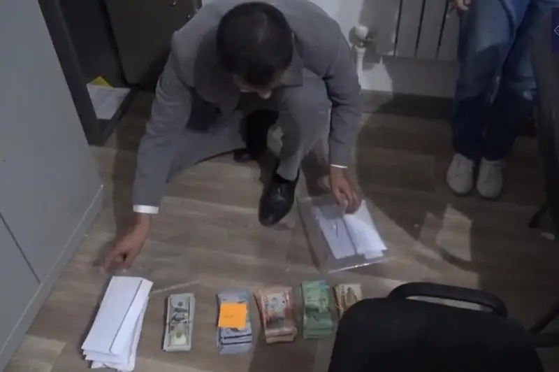 Atyraýda seriktestik dırektory 1 mıllıardtan astam teńgeni shetelge zańsyz shyǵarǵany úshin sottaldy