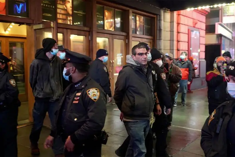 Манипуляция: В кинотеатре арестовали 10 человек за отсутствие паспортов вакцинации