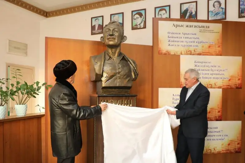 Arys qalasynda Shámshi Qaldaıaqovqa eskertkish-bıýst ornatyldy