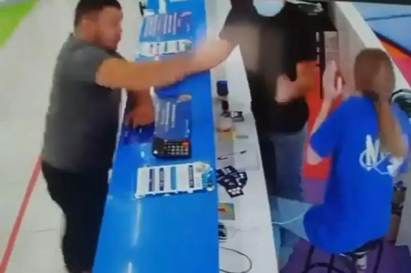 Видео нападения мужчины на кассиршу прокомментировали в полиции Алматы