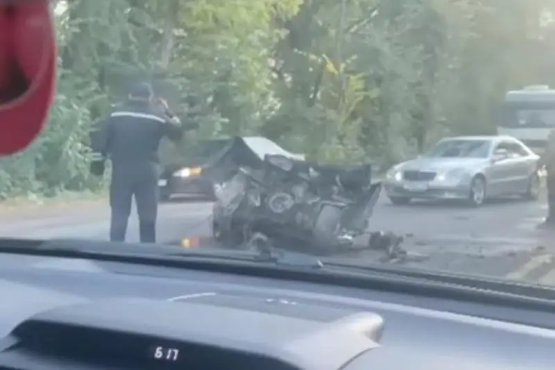 Almaty oblysyndaǵy apat: kólik ekige bólinip ketti, bir adam mert boldy