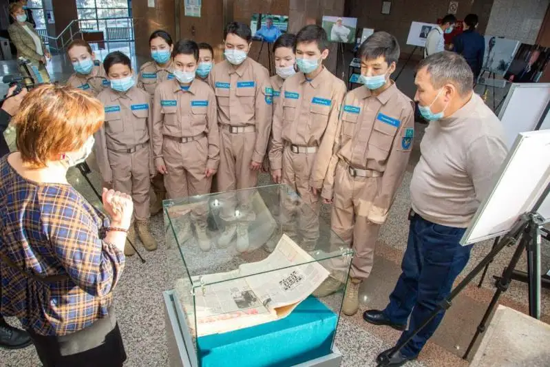 Столичные кадеты посетили фотовыставку в МВД, посвященную Первому Президенту РК