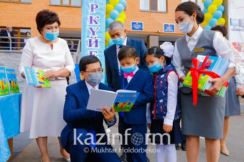 Ashat Aımaǵambetov qosshylyq balalarǵa «Álippe» tabystady