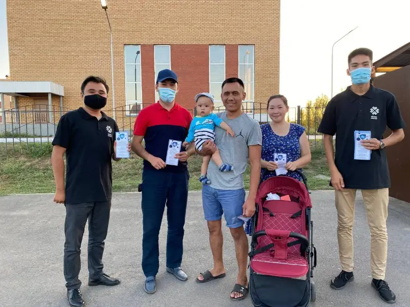 Волонтеры раздали жителям столицы буклеты о важности вакцины