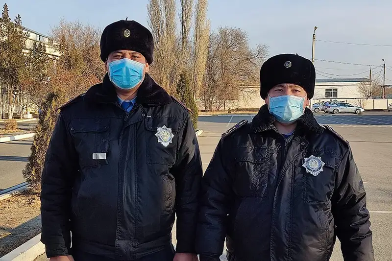 Полицейские спасли девушку от прыжка с моста в Таразе