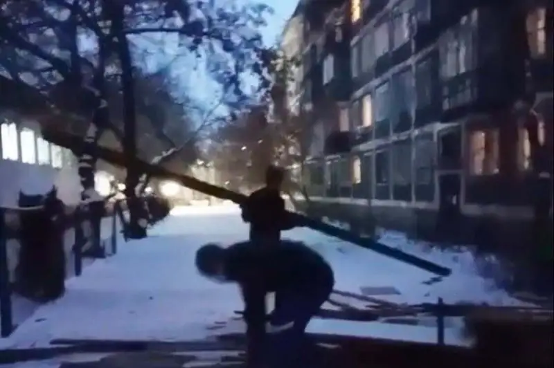 Павлодарец выбрасывал старую мебель из окна 4 этажа