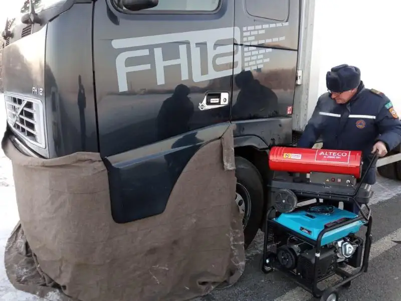 Застрявшему на трассе дальнобойщику из России помогли спасатели СКО